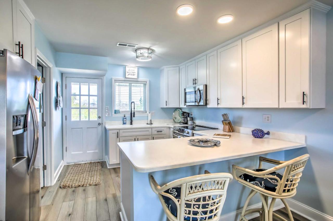 Coastal Oasis With Decks Walk To Holden Beach! 外观 照片